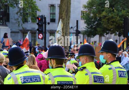 La police porte des masques protecteurs lors de la manifestation sur le changement climatique et l'agriculture animale de la rébellion des extinction, qui se tiendra sur la place du Parlement, à Londres, en septembre 2020 Banque D'Images