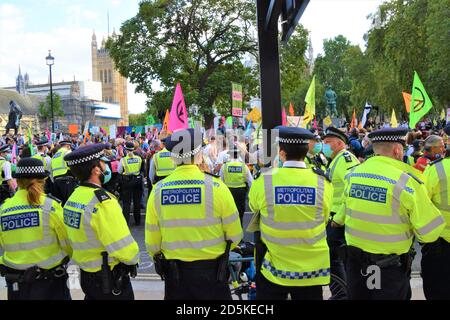 La police porte des masques protecteurs lors de la manifestation sur le changement climatique et l'agriculture animale de la rébellion des extinction, qui se tiendra sur la place du Parlement, à Londres, en septembre 2020 Banque D'Images