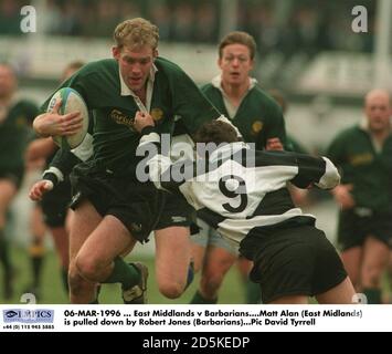 06-MAR-1996 ... East Midlands contre Barbarians. Matt Alan (East Midlands) est tiré par Robert Jones (Barbarians) Banque D'Images