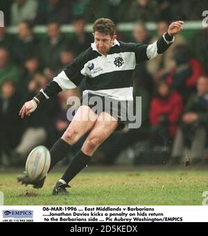 06-MAR-1996 ... East Midlands contre Barbarians. Jonathan Davies punit son retour du côté des Barbarians Banque D'Images