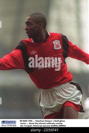 09-MAR-1996 ... Tottenham Hotspur v Nottingham Forest ... .Bryan Roy (Forest) célèbre le premier but. Photo de Laurence Griffiths/EMPICS Banque D'Images