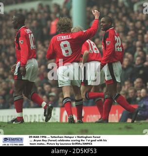 09-MAR-1996 ... Tottenham Hotspur v Nottingham Forest ... .Bryan Roy (Forest) célèbre le premier but avec ses coéquipiers. Photo de Laurence Griffiths/EMPICS Banque D'Images