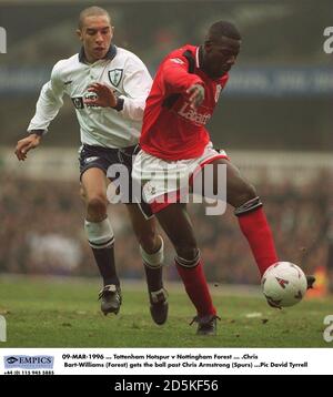 09-MAR-1996 ... Tottenham Hotspur v Nottingham Forest ... .Chris Bart-Williams (Forest) passe le ballon au-delà de Chris Armstrong (Spurs) Banque D'Images