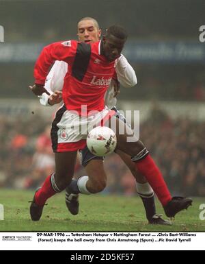 09-MAR-1996 ... Tottenham Hotspur v Nottingham Forest ... .Chris Bart-Williams (Forest) garde le ballon loin de Chris Armstrong (Spurs) Banque D'Images