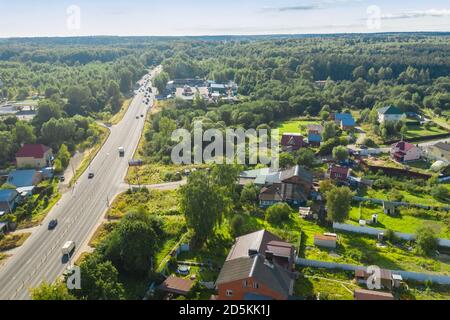 Vue de dessus de l'autoroute de Volokolamsk passant dans le village près de Moscou Banque D'Images