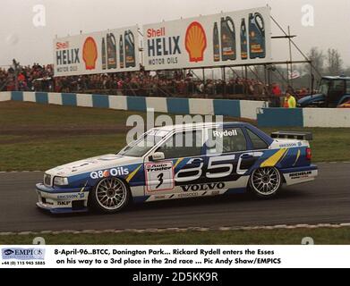 8-avril-96. BTCC, Donington Park. Rickard Rydell entre dans les Esses sur son chemin à une 3ème place dans la 2ème course Banque D'Images