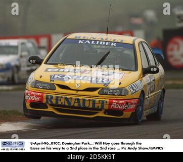 8-avril-96. BTCC, Donington Park. Will Hoy passe par les Esses sur son chemin à une 2ème place dans la 2ème course Banque D'Images