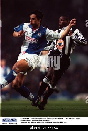 07-AVR-96. Blackburn Rovers V Newcastle United. Chris Coleman de Blackburn et Faustino Asprilla de Newcastle vont pour le ballon Banque D'Images