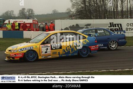 8-avril-96. BTCC, Donington Park. Alain Menu sculptant dans le champ avant de prendre sa retraite dans la 2ème course Banque D'Images