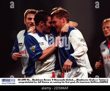 08-AVR-96. Blackburn Rovers V Newcastle United. BlackBurns Graham Fenton est félicité par Jeff Kenna pour son premier but Banque D'Images