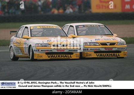 8-avril-96. BTCC, Donington Park. Les Vauxhall Vectra de John Cleland et James Thompson entrent en collision dans la deuxième course Banque D'Images