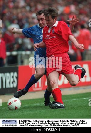 14-AVR-96. Rotherham United contre Shrewsbury Celebrity Match. L'acteur Todd Catry, Mark Fowler d'EastEnders, prend Andy Strickland à partir du magazine 90 minutes Banque D'Images