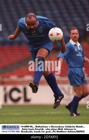 14-AVR-96. Rotherham United contre Shrewsbury Celebrity Match. L'acteur Louis Emerick, qui joue Mick Johnson à Brookside, se dirige vers le but Banque D'Images