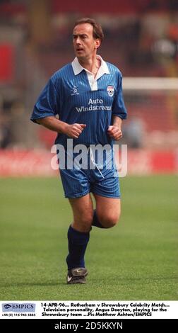 14-AVR-96. Rotherham United contre Shrewsbury Celebrity Match. La personnalité de la télévision, Angus Deayton, jouant pour l'équipe de Shrewsbury Banque D'Images