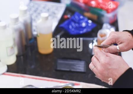 Un Chandler ou une bougie ajoute une mèche au parfum bougies faites à la main Banque D'Images