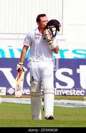 Le batteur d'Angleterre Ian Bell célèbre son siècle contre l'Australie, au cours du quatrième jour du premier match test Investec Ashes au pont Trent, à Nottingham. Banque D'Images