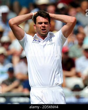 James Anderson le quatrième jour du premier match de test de Ashes d'Investec à Trent Bridge, Nottingham. Banque D'Images