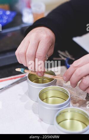 Un Chandler ou une bougie ajoute une mèche au parfum bougies faites à la main Banque D'Images