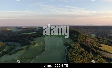 colline avec un champ et la forrest en Allemagne Banque D'Images