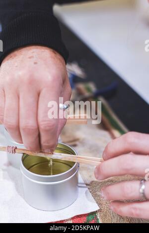 Un Chandler ou une bougie ajoute une mèche au parfum bougies faites à la main Banque D'Images