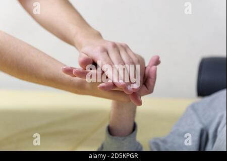 Troyes (nord-est de la France), 18 novembre 2016 : photo générique de la réhabilitation post-traumatique dans un centre spécialisé. Physiothérapeute manipulati Banque D'Images