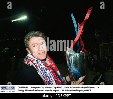 08-MAI-96 ... Finale de la coupe des gagnants de la coupe d'Europe ... Paris St-Germain / Vienne rapide ... Un bon entraîneur du PSG célèbre avec le trophée Banque D'Images