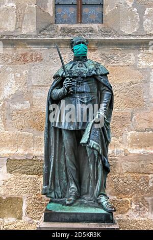 Château de Hohenzollern, Bade-Wurtemberg/ Allemagne - septembre 10 2020 : statue de Frédéric Guillaume IV de Prusse avec masque Covid-19 Banque D'Images