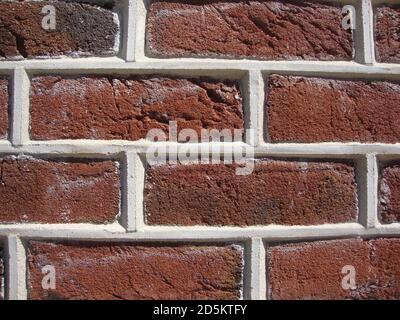 Gros plan des murs de briques rouges avec des lignes blanches comme un arrière-plan Banque D'Images