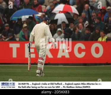 26-MAI-96 ... Angleterre contre l'Inde à Old Trafford ... Le capitaine d'Angleterre Mike Atherton quitte le terrain après avoir été dehors pour aucune course pour LBW Banque D'Images