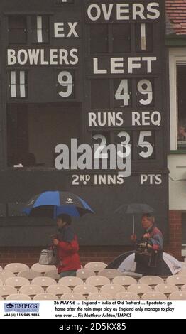 26-MAI-96 ... Angleterre contre l'Inde à Old Trafford ... Les spectateurs rentrent chez eux après les arrêts de pluie, car l'Angleterre ne parvient qu'à en jouer un seul Banque D'Images