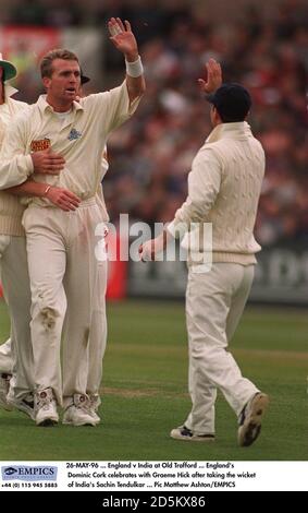 26-MAI-96 ... Angleterre contre l'Inde à Old Trafford ... Dominic Cork en Angleterre célèbre avec Graeme Hick après avoir pris le cricket de Sachin Tendulkar en Inde Banque D'Images