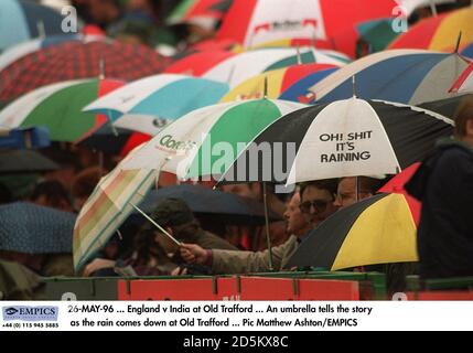 26-MAI-96 ... Angleterre contre l'Inde à Old Trafford ... Un parapluie raconte l'histoire quand la pluie tombe à Old Trafford Banque D'Images