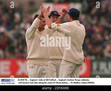 26-MAI-96 ... Angleterre contre l'Inde à Old Trafford ... Graham Thorpe, en Angleterre, célèbre avec Dominic Cork après avoir pris le cricket de Vikram Rahore Banque D'Images