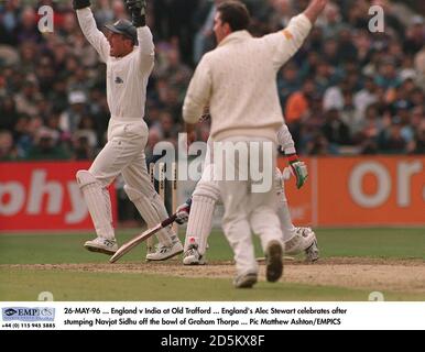 26-MAI-96 ... Angleterre contre l'Inde à Old Trafford ... Alec Stewart, en Angleterre, célèbre après avoir trébuchement sur Saurav Gangouly, dans le bol de Graham Thorpe Banque D'Images