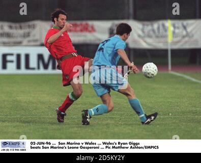 02-JUIN-96 ... Saint-Marin / pays de Galles ... Le pays de Galles, Ryan Giggs, bat le Leone Gasperoni de Saint-Marin Banque D'Images