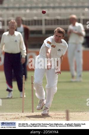 04-JUIN-96 ... England Net Training de Edgbaston ...le bowling Dominic Cork d'Angleterre pendant la pratique en Angleterre ... Photo de Laurence Griffiths/EMPICS Banque D'Images