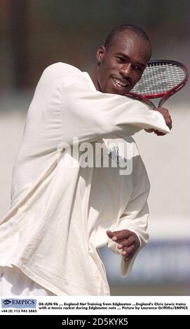 04-JUIN-96 ... Angleterre Net Training de Edgbaston ...Angleterre Chris Lewis s'entraîne avec une raquette de tennis pendant Edgbaston nets ... Photo de Laurence Griffiths/EMPICS Banque D'Images