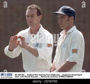 04-JUIN-96 ... England Net Training de Edgbaston ...David Lloyd d'Angleterre discute avec Nasser Hussain ... Photo de Laurence Griffiths/EMPICS Banque D'Images