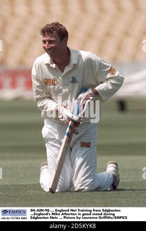 04-JUIN-96 ... Angleterre Net Training de Edgbaston ...Angleterre Mike Atherton de bonne humeur pendant Edgbaston filets ... Photo de Laurence Griffiths/EMPICS Banque D'Images