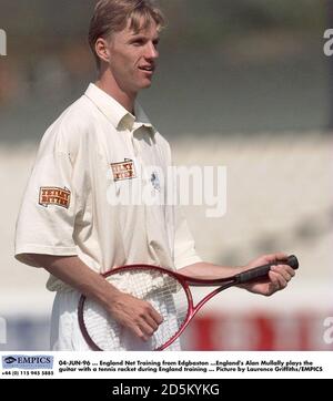 04-JUIN-96 ... England Net Training de Edgbaston ...l'anglais Alan Mullally joue de la guitare avec une raquette de tennis pendant l'entraînement en Angleterre ... Photo de Laurence Griffiths/EMPICS Banque D'Images