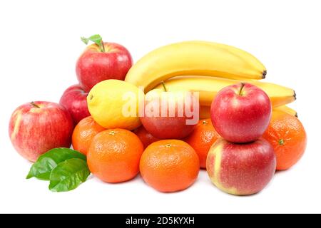 Banane fraîche, mandarines, citron, pommes isolées sur fond blanc. Banque D'Images