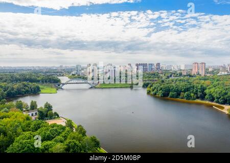 Vue aérienne des bâtiments résidentiels de la ville de Khimki Et le pont ferroviaire traversant le canal de Moscou Banque D'Images