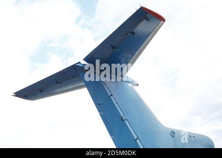 La queue de l'avion contre un ciel nuageux. Fragment du plan Banque D'Images
