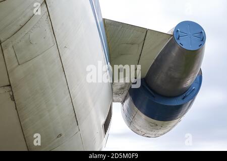 Turbine d'avion contre un ciel nuageux. Fragment du plan Banque D'Images