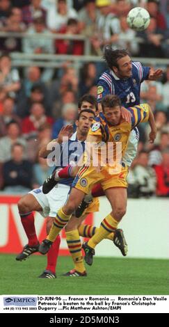 10-JUIN-96 ... France contre Roumanie ... Le roumain Dan Vasile Petrescu est battu au ballon par Christophe Dugarry Banque D'Images