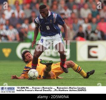 10-JUIN-96 ... France contre Roumanie ... Marius Lacatus, de Roumanie, s'attaque à Marcel Desailly, de France Banque D'Images