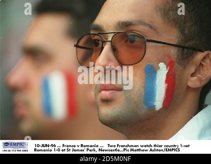 10-JUIN-96 ... France contre Roumanie ... Deux Français regardent leur pays battre la Roumanie 1-0 à St James' Park, Newcastle Banque D'Images