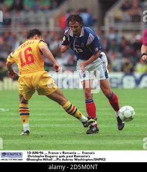 10-JUIN-96 ... France contre Roumanie ... Christophe Dugarry en France passe devant Gheorghe Mihali en Roumanie Banque D'Images