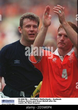 10-JUIN-96 ... Ecosse contre pays-Bas. Scotlands Andrew Goram et Stuart McCall après le match Banque D'Images