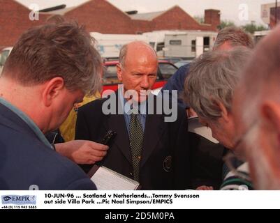 10-JUIN-96 ... Ecosse contre pays-Bas. Tommy Svensson à côté de Villa Park Banque D'Images